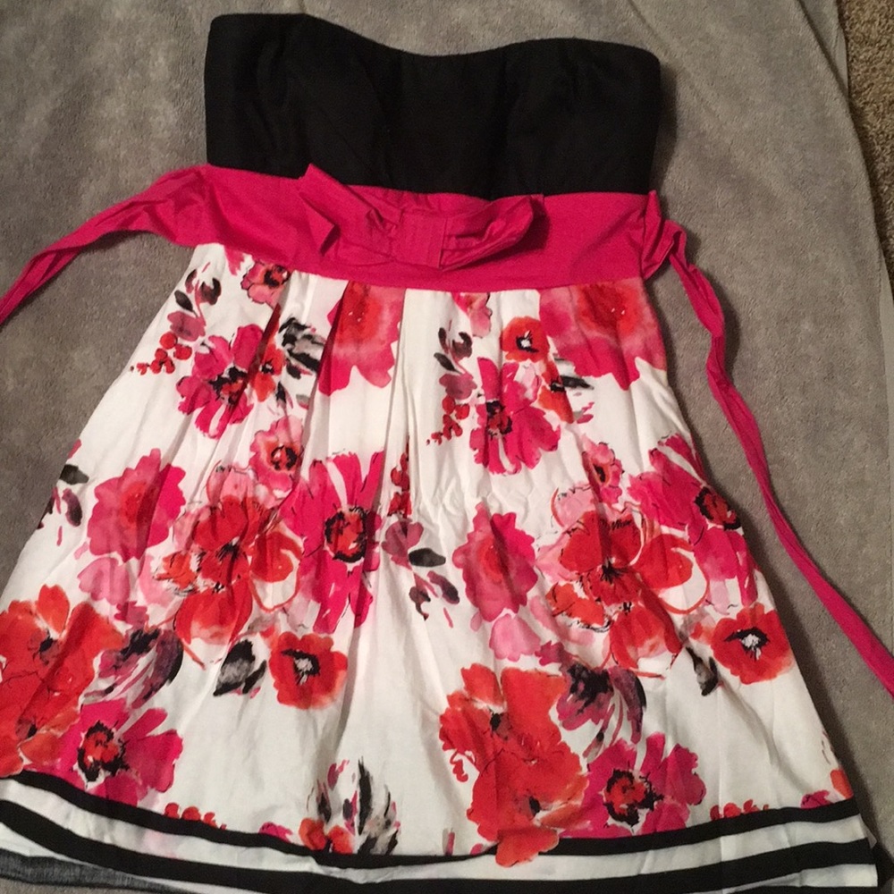 Beautiful, comfortable and strapless dress.